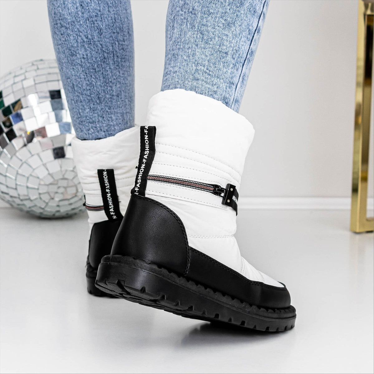 Cizme dama alb cu negru din piele ecologica si material textil
